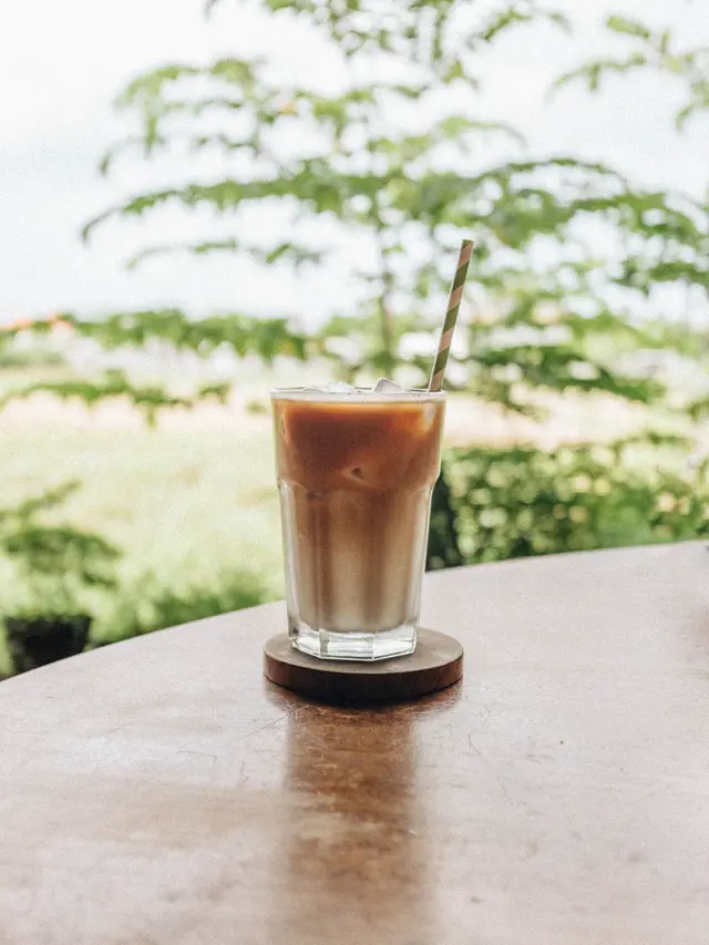 Resep Es Kopi Gula Aren Sensasi Segar Tropis yang Meleleh di Lidah