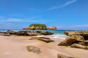Bupati Lombok Timur Usir Pemandu Wisata Pantai Ekas: Kenapa?